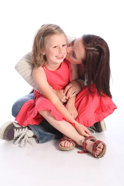 Kuss auf die Wange einer Mutter, die ihre kleine Tochter liebt — Stockfoto