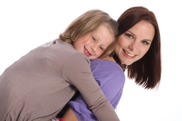 Grande sonrisas madre e hija piggy espalda divertido —  Fotos de Stock