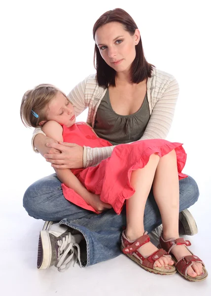 Matka drží spící dceru s láskou — Stock fotografie