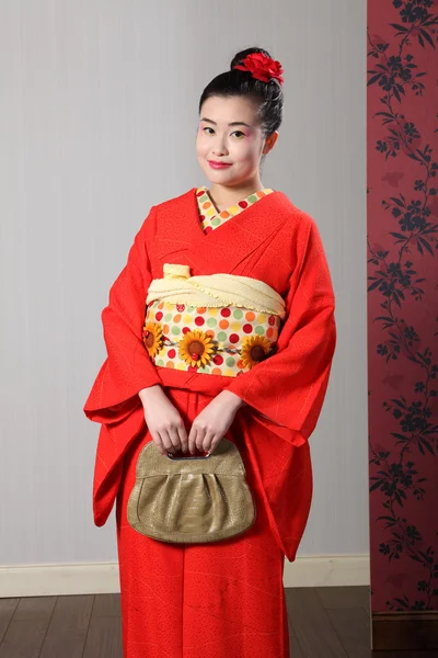 Wanita Oriental dalam kimono tradisional Jepang merah — Stok Foto