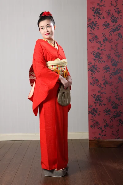 전통적인 일본 드레스에서 오리엔탈 기모노 모델 — 스톡 사진