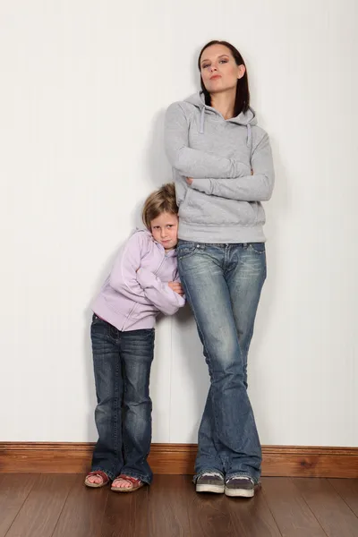 恥ずかしがり屋の若い娘と一緒に自宅で母親 — ストック写真
