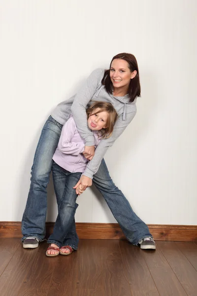 Omhelzing van familie liefde en plezier voor moeder dochter — Stockfoto