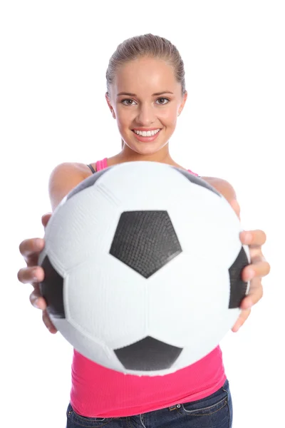 Красивая улыбающаяся девочка-подросток с футбольным мячом — стоковое фото
