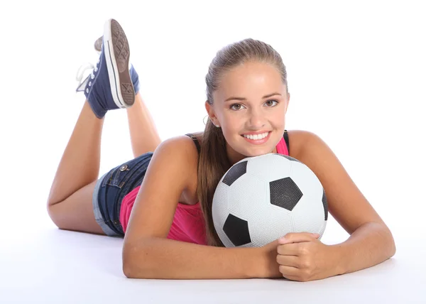 Menina de futebol adolescente bonita deitada no chão — Fotografia de Stock