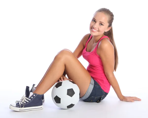 Hermosa adolescente estudiante con pelota de fútbol —  Fotos de Stock