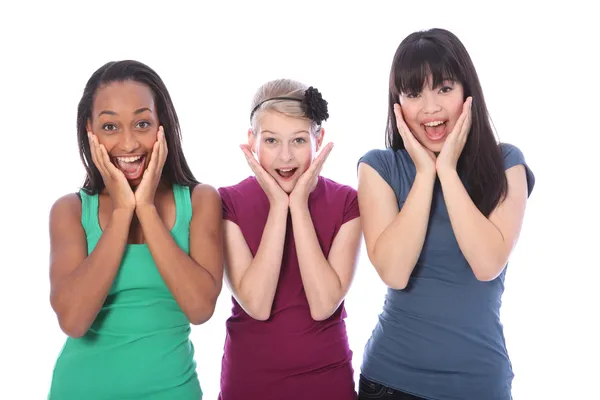 Opgewonden verrassing voor etnische tiener meisje vrienden — Stockfoto