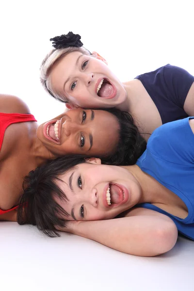 Смешанная раса счастливые девушки башня улыбающиеся лица — стоковое фото