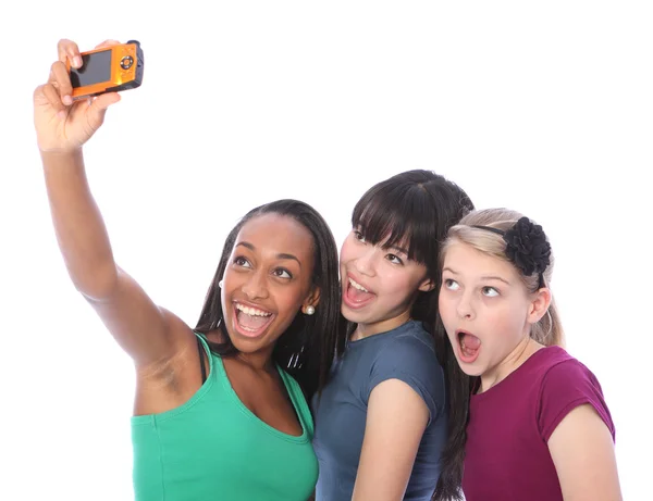 Trois amies adolescentes amusent avec un appareil photo numérique — Photo