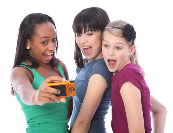 Adolescente niñas divertido fotografía con cámara digital —  Fotos de Stock