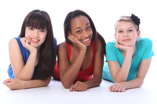 Černá bílá a Asijská dívka přátelé leží na podlaze Royalty Free Stock Obrázky