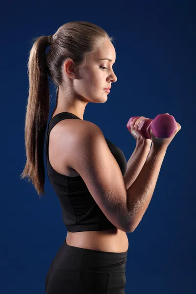 Biceps curl door mooie jonge fitness vrouw — Stockfoto