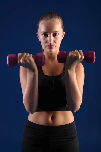 Biceps curl anaerobní cvičení fitness mladá žena — Stock fotografie
