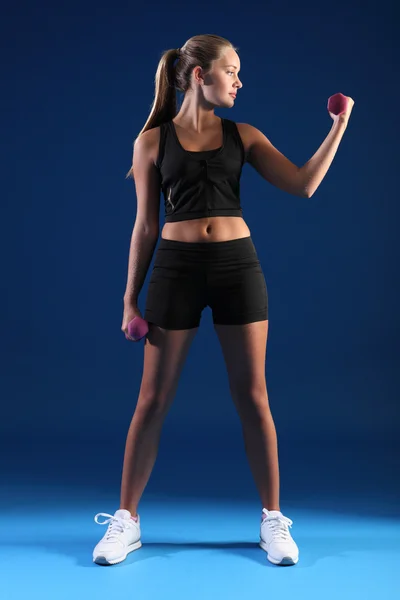 Mujer fitness hermosa usando pesas de ejercicio — Foto de Stock