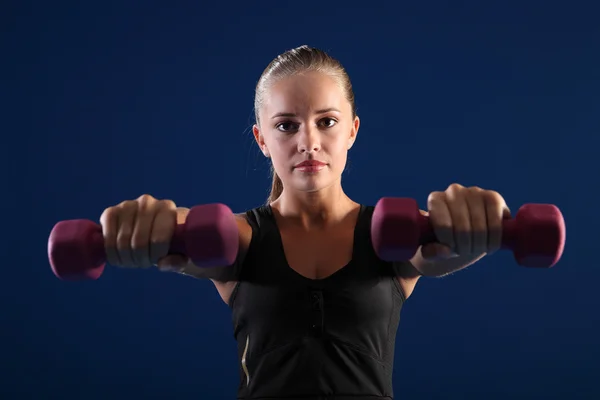Exercício de força bela mulher com pesos — Fotografia de Stock
