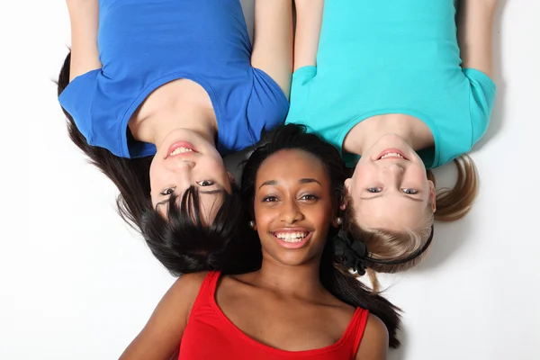 Drie gemengd ras tiener meisje vrienden op verdieping — Stockfoto