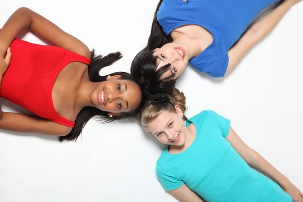 Schwarz weiß und asiatische Mädchen Freunde glücklich Spaß Pose — Stockfoto