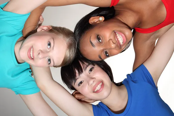 Grupa szczęśliwy stłoczyć przez studentów dziewcząt mieszanej rasy — Zdjęcie stockowe