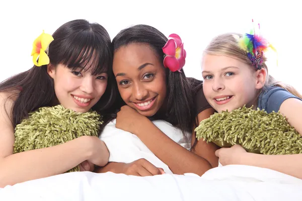 Flores de meninas adolescentes no cabelo na festa de pijama — Fotografia de Stock