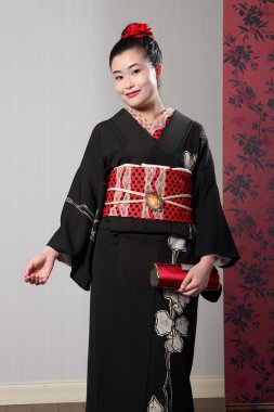 Asyalı kadın siyah Japon kimono içinde gülümse