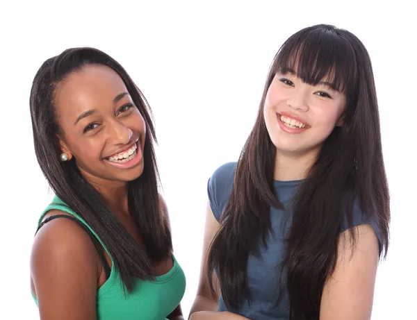 Lachen tienermeisjes Afrikaanse en Japanse — Stockfoto