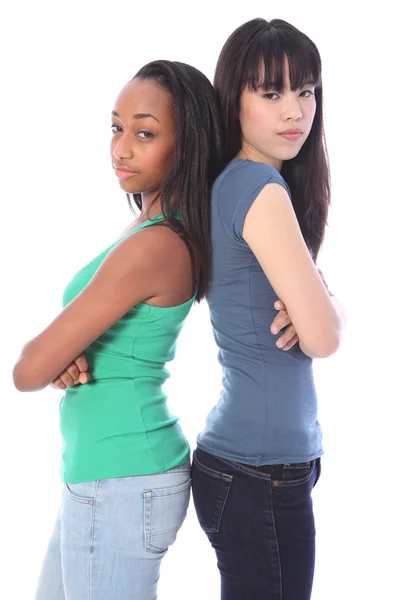 Africano e giapponese ragazze serio medio scowls — Foto Stock