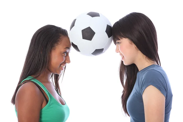 Las adolescentes se divierten con la pelota deportiva de fútbol —  Fotos de Stock