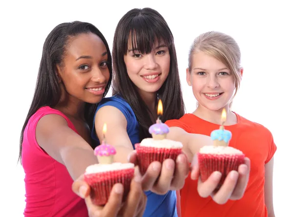 Bolos de aniversário para 3 meninas adolescentes étnicas mistas — Fotografia de Stock