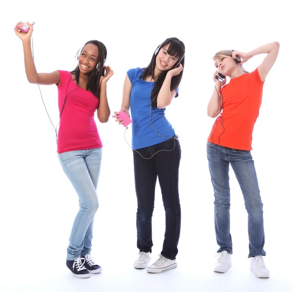 Adolescentes bailando diversión a la música del teléfono celular —  Fotos de Stock