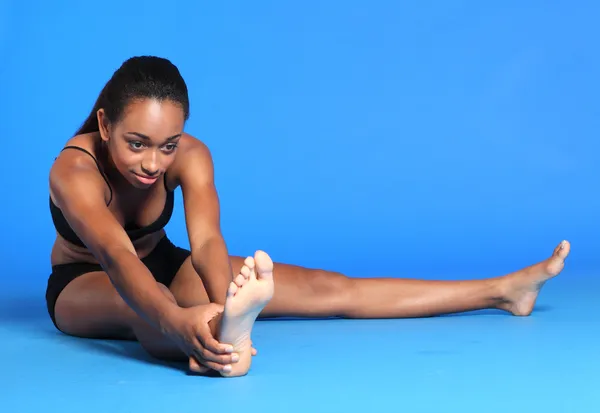 Jovem preto mulher isquiotibial stretch exercício — Fotografia de Stock