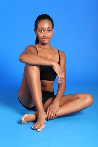 Athletische afrikanische Sportlerin mit fit gesundem Körper — Stockfoto