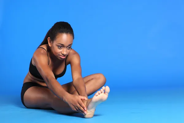 Hamstring och tillbaka stretch av ganska afrikansk kvinna — Stockfoto