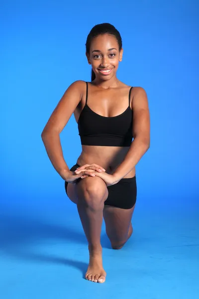 Arrodillado estiramiento flexor de cadera por mujer negra en forma —  Fotos de Stock