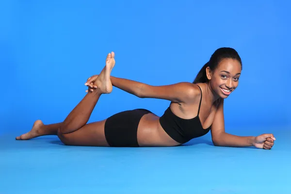 Afro-americano mulher coxa esticar exercício — Fotografia de Stock