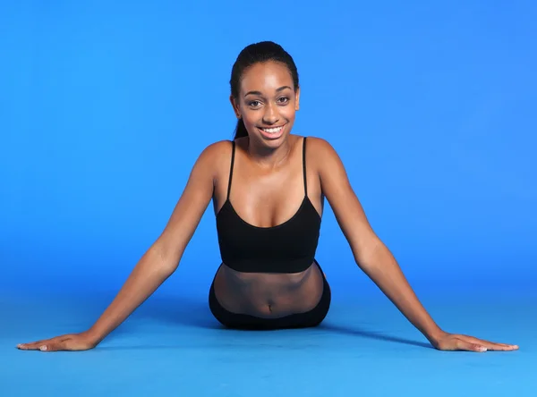 アフリカ系アメリカ人女性の胃のストレッチ運動 — ストック写真