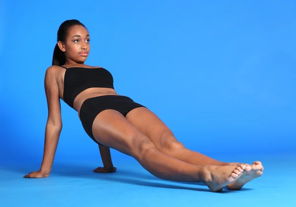 美丽的非洲裔美国女人的身体拉伸 — 图库照片
