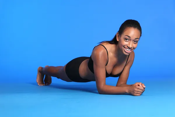 Prancha ab exercício por feliz mulher afro-americana — Fotografia de Stock