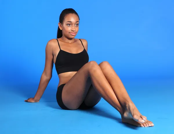 Schöne athletische afrikanisch-amerikanische Frau sitzt — Stockfoto