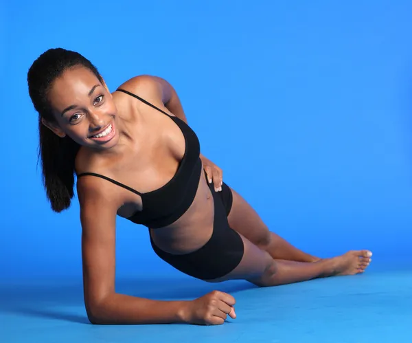 Zijkant plank ab uitoefening door fit jonge zwarte vrouw — Stockfoto