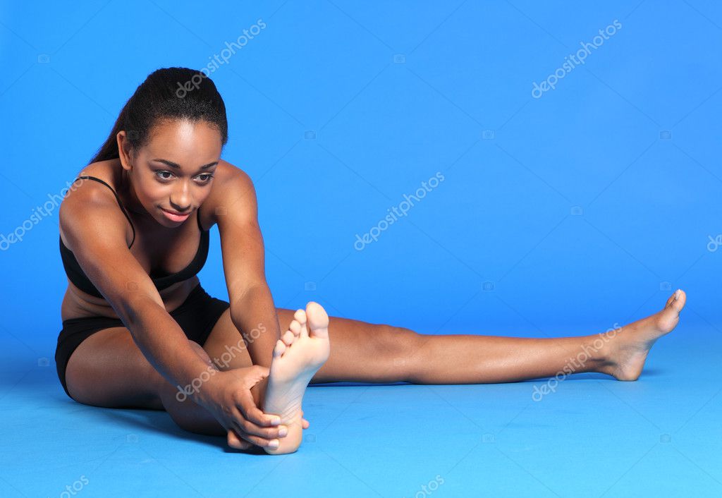 jonge zwarte vrouw hamstring rekken oefening — stockfoto