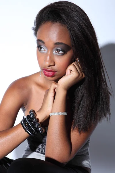 美しいアフリカ系アメリカ人女性の魅力は、メイクアップ — ストック写真