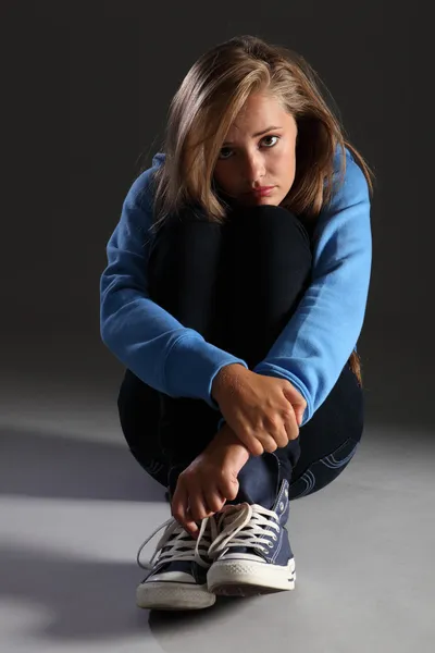 Livrädd tonåring flicka på golvet stressade och ensam — Stockfoto