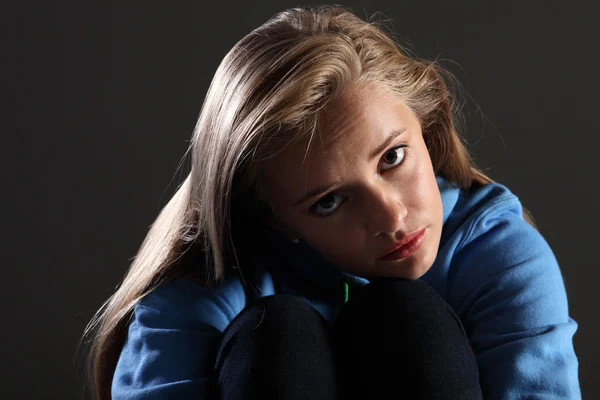 Asustada adolescente chica triste y solo en la oscuridad —  Fotos de Stock