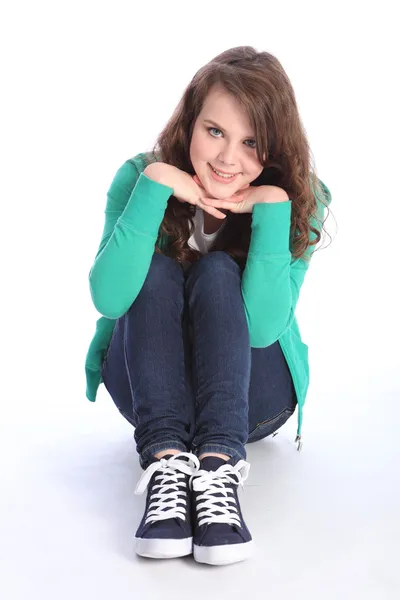 Veselé modré oči dospívající dívka se uvolnil na podlaze — Stock fotografie