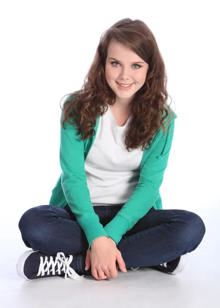 Felice adolescente studente ragazza seduta gambe incrociate — Foto Stock