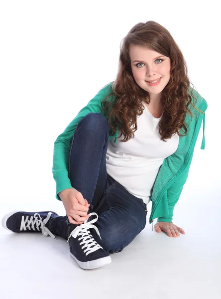 Roztomilé dospívající dívka s modrýma očima sedí na podlaze — Stock fotografie