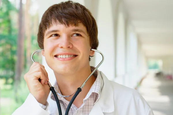 Sonriente joven doctor —  Fotos de Stock