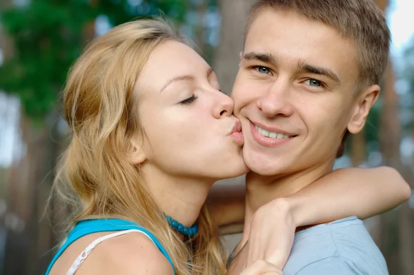 Glückliches Teenie-Paar im Park — Stockfoto