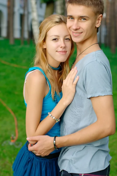 Feliz casal adolescente no parque — Fotografia de Stock