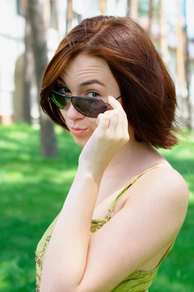 Ung flicka med solglasögon — Stockfoto